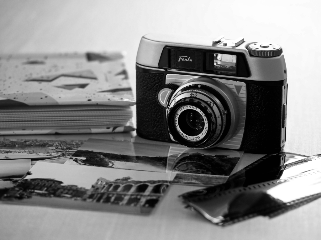 사진 프레임을 만드는 필름 카메라